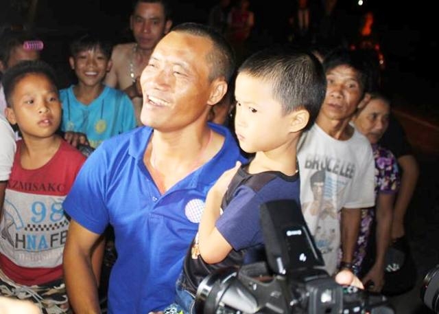 Thuyền vi&ecirc;n Nguyễn Văn Hạ (&aacute;o xanh) trong v&ograve;ng v&acirc;y của d&acirc;n l&agrave;ng.