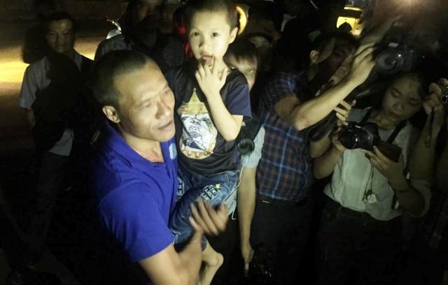 19h ng&agrave;y 26/10, c&aacute;c anh đ&atilde; đo&agrave;n tụ với gia đ&igrave;nh, chấm dứt chuỗi ng&agrave;y bị cướp biển giam giữ.