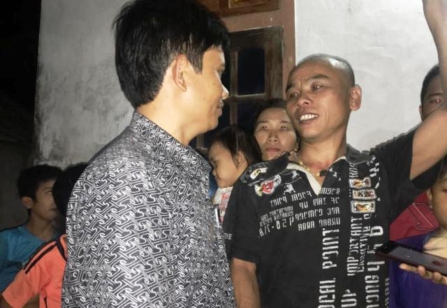 Thuyền vi&ecirc;n Nguyễn Văn Xu&acirc;n (b&ecirc;n phải) kể lại qu&aacute; tr&igrave;nh bị bắt giữ, giam cầm trong tay cướp biển.