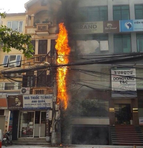 Cột điện bốc ch&aacute;y dữ dội khiến nhiều d&acirc;n hốt hoảng.