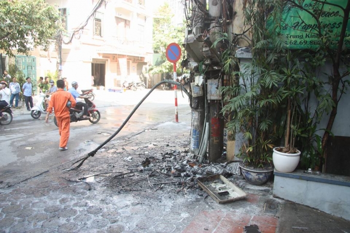 Nhiều đồng hồ, d&acirc;y điện bị thi&ecirc;u rụi ho&agrave;n to&agrave;n.