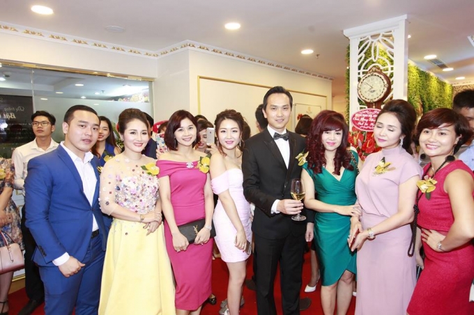 Đ&ocirc;ng đảo doanh nh&acirc;n, bạn b&egrave; tới dự lễ khai trương.