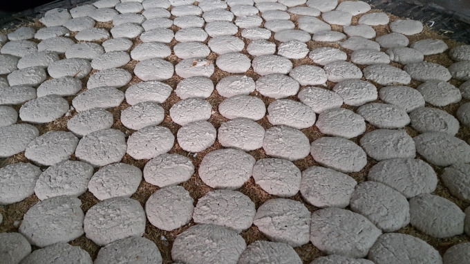 Cận cảnh thứ men c&oacute; 36 vị thuốc bắc &ldquo;linh hồn&rdquo; của rượu Kim Sơn. C&aacute;c b&aacute;nh men 36 vị thuốc bắc được sản xuất tại gia đ&igrave;nh &ocirc;ng Ng&ocirc; Quang Điện ở x&oacute;m 6, x&atilde; T&acirc;n Th&agrave;nh, huyện Kim Sơn, đ&acirc;y l&agrave; hộ sản xuất men thuốc Bắc nổi tiếng ở Kim Sơn.