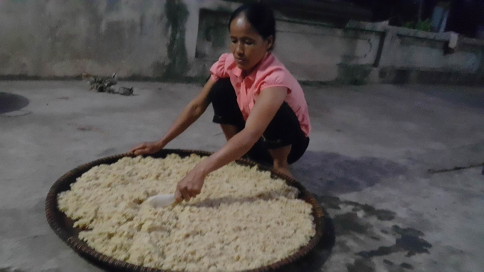 Cơm rượu được nấu từ gạo nếp lứt với nước giếng khơi. Chị Nhi&ecirc;n cho biết, sau khi nấu cơm xong th&igrave; d&agrave;n đều ra một c&aacute;i nia lớn cho nguội. Trong khi chờ cơm nguội tiến h&agrave;nh gi&atilde; nhỏ men thuốc Bắc, chờ khi cơm nguội mới tiến h&agrave;nh rắc men đều l&ecirc;n cơm.