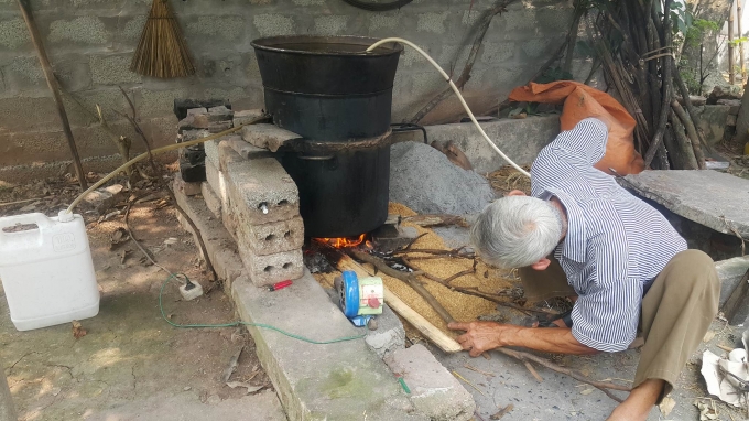 Sau khi ủ khoảng 7 ng&agrave;y ở chum th&igrave; tiến h&agrave;nh nấu chưng cất rượu. &ldquo;B&agrave; con ch&uacute; &yacute; trong qu&aacute; tr&igrave;nh nấu kh&ocirc;ng được nấu lửa qu&aacute; to v&igrave; sẽ l&agrave;m mất đi độ ngon của rượu&rdquo; &ndash; &ocirc;ng Ruệ tiết lộ.