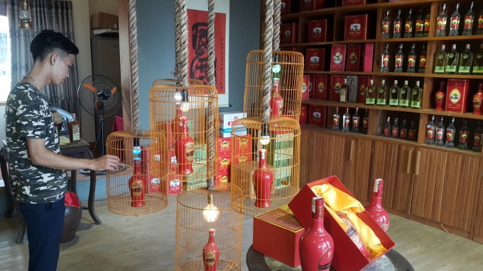 Theo &ocirc;ng Điện, rượu Kim Sơn thường c&oacute;&nbsp;nồng độ cao, trong suốt, bọt tăm rượu c&agrave;ng to th&igrave; độ rượu c&agrave;ng cao. Trước đ&acirc;y, rượu được đựng trong c&aacute;c v&ograve; đất v&agrave; n&uacute;t l&aacute;&nbsp;chuối&nbsp;kh&ocirc;,&nbsp;ng&agrave;y nay rượu Kim Sơn đ&atilde; được đ&oacute;ng chai b&aacute;n tr&ecirc;n thị trường v&agrave; đ&atilde; nổi tiếng khắp cả nước. (ảnh: Một qu&aacute;n rượu b&agrave;y b&aacute;n c&aacute;c chai rượu Kim Sơn với đủ c&aacute;c m&agrave;u sắc đẹp mắt ở x&atilde; Đồng Hướng, huyện Kim Sơn).