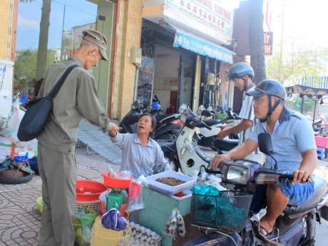 B&agrave; L&agrave;nh, người b&aacute;n c&ocirc;n tr&ugrave;ng ở khu n&agrave;y được gần 20 năm cho biết b&agrave; dọn h&agrave;ng từ 5 giờ s&aacute;ng, b&aacute;n đến tầm 12 giờ l&agrave; hết sạch s&agrave;nh sanh.