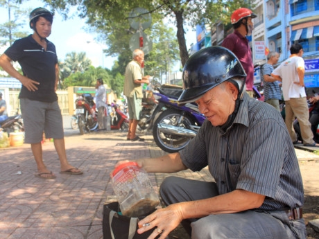 &Ocirc;ng S&acirc;m l&agrave; kh&aacute;ch quen của những người b&aacute;n ở đ&acirc;y. Mỗi lần tới mua &ocirc;ng thường mua hộp để đựng được nhiều.