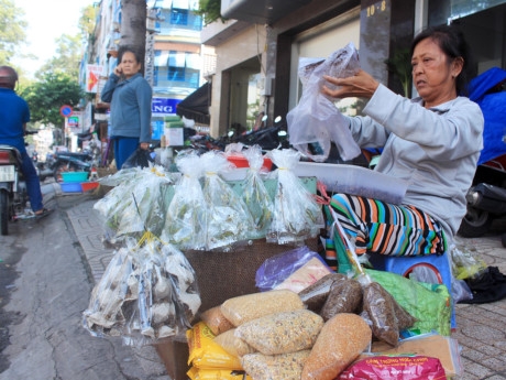 B&agrave; L&agrave;nh l&agrave; người b&aacute;n l&acirc;u năm nhất v&agrave; đ&ocirc;ng kh&aacute;ch nhất tại 'chợ đ&agrave;n &ocirc;ng'.