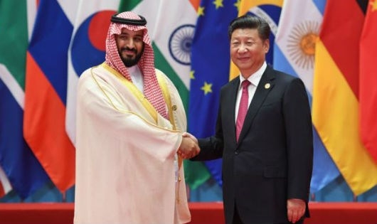 Chủ tịch Tập Cận B&igrave;nh v&agrave; Bộ trưởng Quốc ph&ograve;ng, Ho&agrave;ng tử Ả rập X&ecirc;-&uacute;t Mohammed bin Salman.