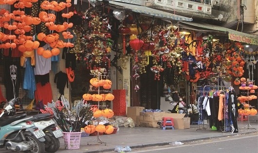 Đa dạng c&aacute;c sản phẩm h&oacute;a trang tr&ecirc;n phố H&agrave;ng M&atilde;.