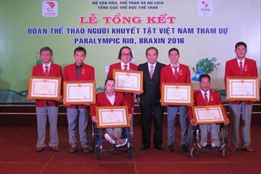 Nh&agrave; v&ocirc; địch L&ecirc; Văn C&ocirc;ng(xe lăn b&ecirc;n phải) được tặng Hu&acirc;n chương Lao động hạng Nhất của Nh&agrave; nước.