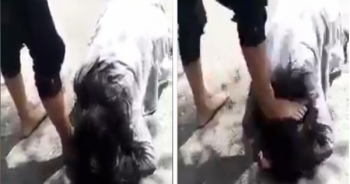 Thiếu nữ phải liếm chân "nữ quái" sau khi bị đánh tả tơi