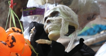 Những chiếc mặt nạ "ma quỷ" dọc phố Hàng Mã