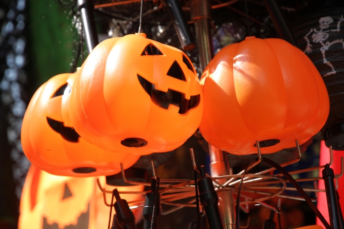 Những chiếc lồng đ&egrave;n h&igrave;nh quả b&iacute; ng&ocirc;.