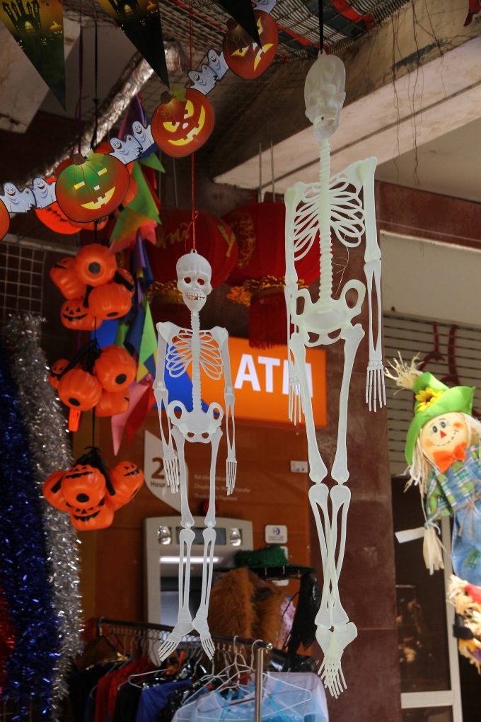 Lồng đ&egrave;n b&iacute; ng&ocirc; v&agrave; phụ kiện trang tr&iacute; h&igrave;nh bộ xương người.