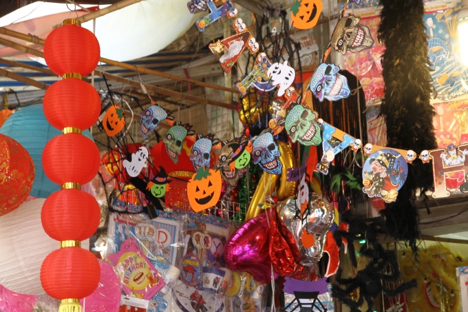 Phụ kiện trang tr&iacute; với đủ c&aacute;c bộ mặt quỷ gh&ecirc; ghớm.