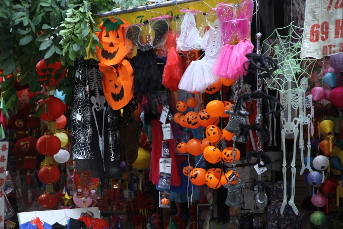 Gian h&agrave;ng với nhiều đồ trang tr&iacute;.