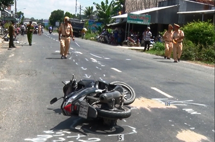 Hiện trường vụ tai nạn l&agrave;m 3 người chết, một người bị thương.