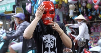 Người dân háo hức mua sắm trang phục chuẩn bị cho lễ hội Halloween 2016