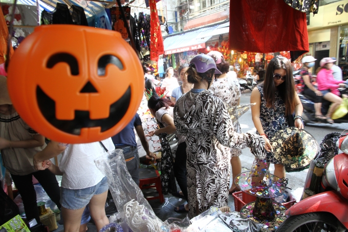 Một du kh&aacute;ch đang chọn cho m&igrave;nh một chiếc mũ ph&ugrave; thủy ph&ugrave; hợp.