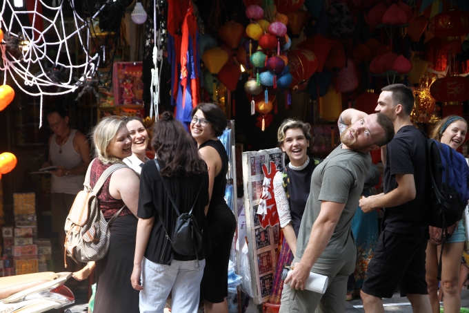 V&agrave; họ th&iacute;ch th&uacute; tạo d&aacute;ng trước ống k&iacute;nh m&aacute;y ảnh.