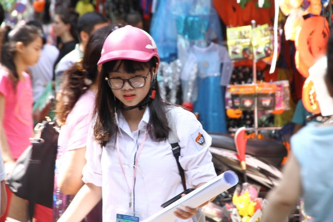 Một em học sinh đ&atilde; chọn cho m&igrave;nh được một m&oacute;n đồ trang tr&iacute; ưng &yacute;.