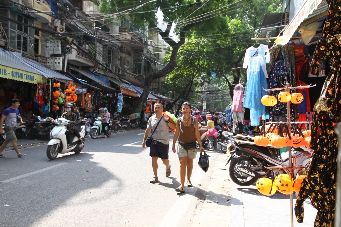 Kh&aacute;ch du lịch tham quan mua sắm tr&ecirc;n phố H&agrave;ng M&atilde;.