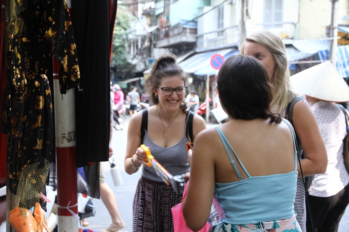 Một du kh&aacute;ch nước ngo&agrave;i cười th&iacute;ch th&uacute; khi chọn được một m&oacute;n đồ ưng &yacute;...