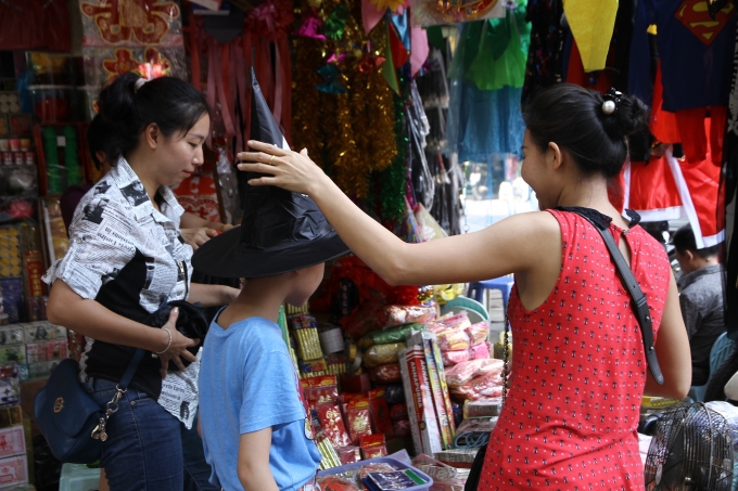 Hai mẹ con đưa nhau đi mua trang phục h&oacute;a trang.