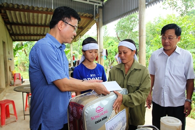 Bộ trưởng đến thăm v&agrave; tặng qu&agrave; cho gia đ&igrave;nh chịu thiệt hại nặng nề do mưa lũ.