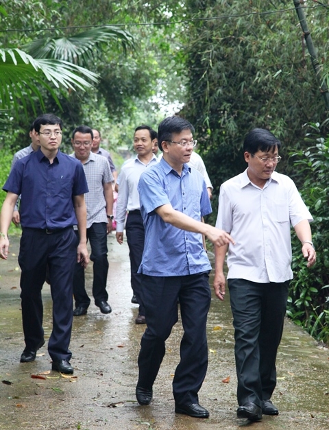 Bộ trưởng thay mặt to&agrave;n thể c&aacute;n bộ nh&acirc;n vi&ecirc;n Bộ tư ph&aacute;p đến nhiều gia đ&igrave;nh hỏi người d&acirc;n bị ảnh hưởng lũ lụt.