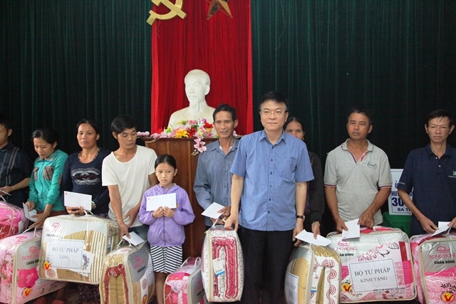 Trao qu&agrave; cho người d&acirc;n huyện Hương Kh&ecirc; - H&agrave; Tĩnh chịu thiệt hại nặng nề trong đợt lũ vừa qua.