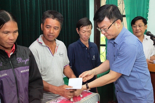 Từng m&oacute;n qu&agrave; nhỏ được quy&ecirc;n g&oacute;p từ c&aacute;c c&aacute;n bộ trong văn ph&ograve;ng Bộ tư ph&aacute;p được đ&iacute;ch th&acirc;n Bộ trưởng gửi gắm đến người d&acirc;n.