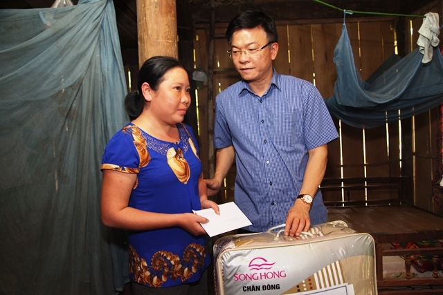 Bộ trưởng động vi&ecirc;n thăm hỏi từng hộ gia đ&igrave;nh.