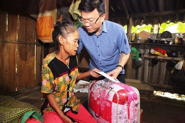 Động vi&ecirc;n mọi người vượt qua hoạn nạn, với phương ch&acirc;m