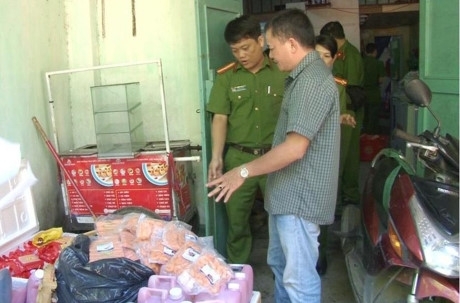 Huế: Phát hiện thực phẩm không rõ nguồn gốc sắp được bán cho học sinh tiêu thụ