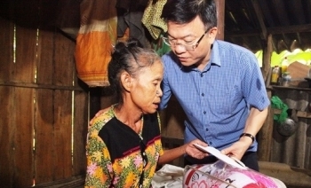 Video: Bộ trưởng Bộ Tư pháp trao hỗ trợ đến với người dân khúc ruột miền Trung bị lũ lụt