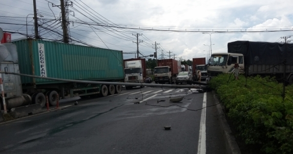 Xe tải tông cột đèn chắn ngang quốc lộ 1A