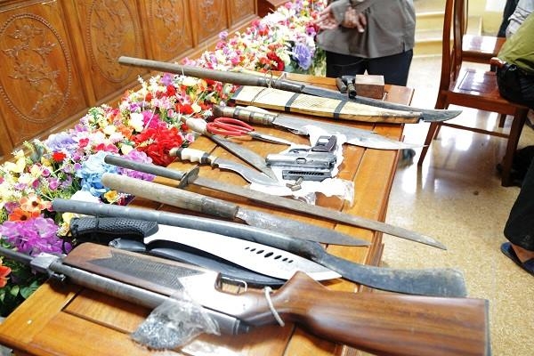 S&uacute;ng ống, dao kiếm thu giữ tại hiện trường c&ugrave;ng 330 triệu đồng tiền mặt phục vụ cho việc đ&aacute;nh bạc.