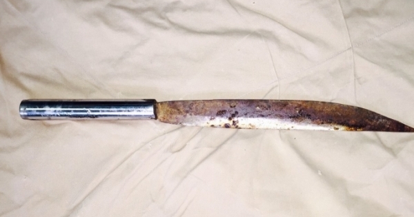 Học sinh cá biệt vác dao chém thầy giáo ngay tại phòng làm việc