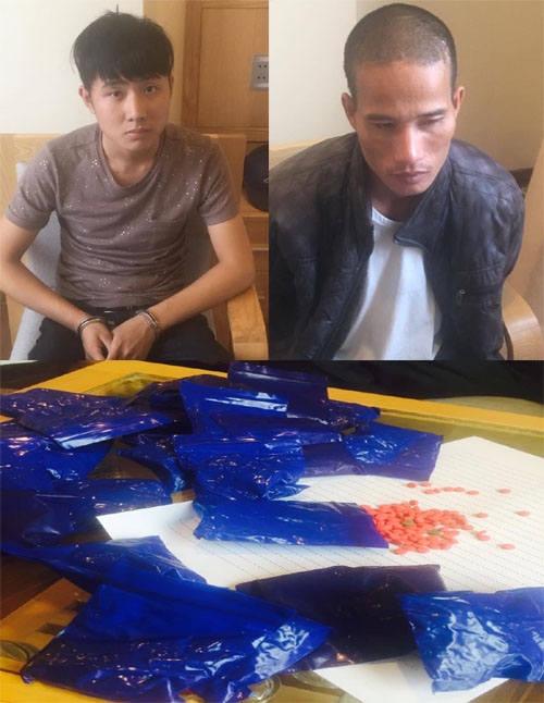 Hai đối tượng c&ugrave;ng tang vật 5.600 vi&ecirc;n hồng phiến vừa bị C&ocirc;ng an Thanh H&oacute;a bắt giữ. (Ảnh: C&ocirc;ng an Thanh H&oacute;a cung cấp)