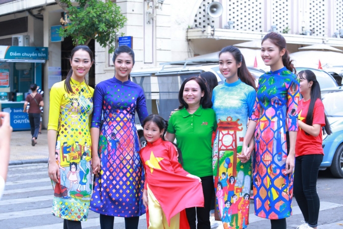 D&agrave;n Hoa hậu, &Aacute; hậu c&ugrave;ng nhảy flashmob g&acirc;y &lsquo;n&aacute;o loạn&rsquo; Hồ Gươm s&aacute;ng sớm