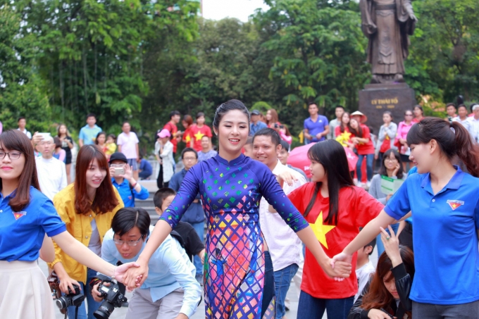 D&agrave;n Hoa hậu, &Aacute; hậu c&ugrave;ng nhảy flashmob g&acirc;y &lsquo;n&aacute;o loạn&rsquo; Hồ Gươm s&aacute;ng sớm