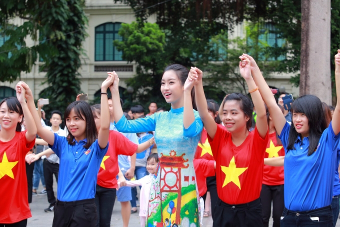 D&agrave;n Hoa hậu, &Aacute; hậu c&ugrave;ng nhảy flashmob g&acirc;y &lsquo;n&aacute;o loạn&rsquo; Hồ Gươm s&aacute;ng sớm
