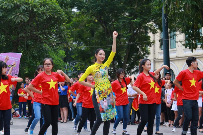 D&agrave;n Hoa hậu, &Aacute; hậu c&ugrave;ng nhảy flashmob g&acirc;y &lsquo;n&aacute;o loạn&rsquo; Hồ Gươm s&aacute;ng sớm