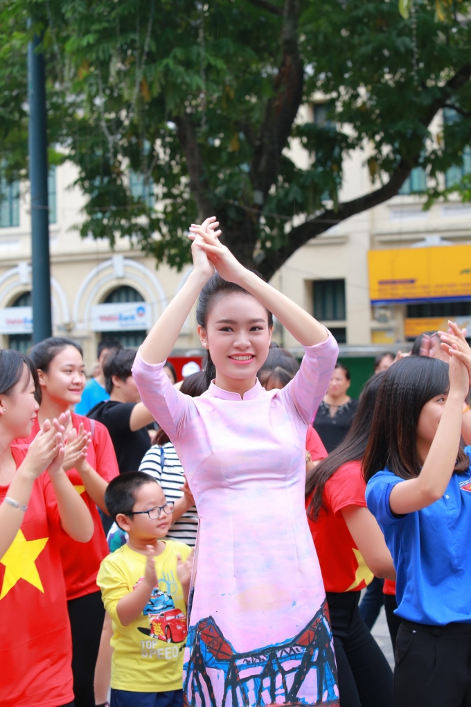 D&agrave;n Hoa hậu, &Aacute; hậu c&ugrave;ng nhảy flashmob g&acirc;y &lsquo;n&aacute;o loạn&rsquo; Hồ Gươm s&aacute;ng sớm