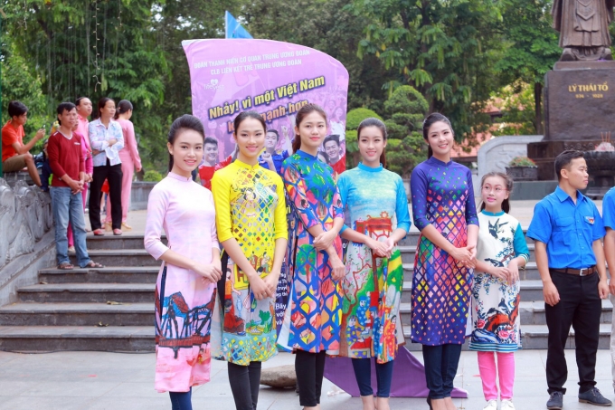 D&agrave;n Hoa hậu, &Aacute; hậu c&ugrave;ng nhảy flashmob g&acirc;y &lsquo;n&aacute;o loạn&rsquo; Hồ Gươm s&aacute;ng sớm