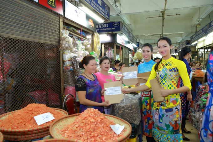 D&agrave;n Hoa hậu, &Aacute; hậu c&ugrave;ng nhảy flashmob g&acirc;y &lsquo;n&aacute;o loạn&rsquo; Hồ Gươm s&aacute;ng sớm