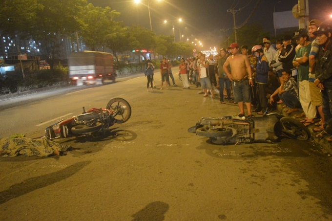 Hai xe m&aacute;y tại hiện trường.